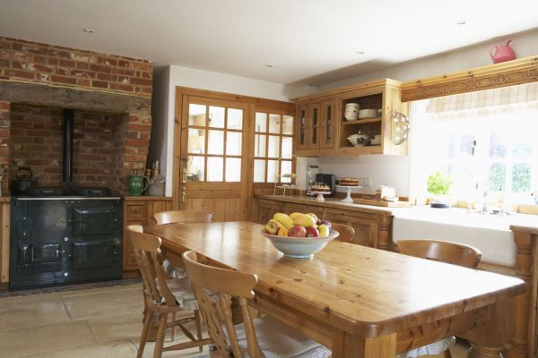 How do you set up a beautiful farmhouse kitchen with modern conveniences?
